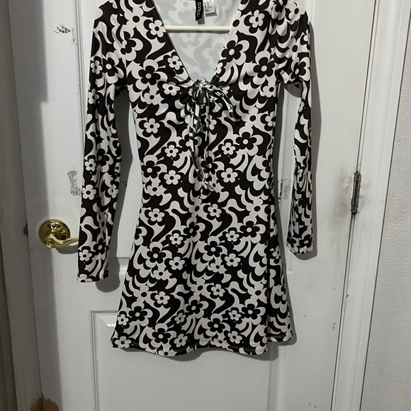 brown and white 70s flower mini dress 🌊 - Picture 3 of 7